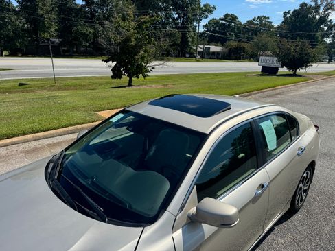 Used 2016 Honda Accord EX image 11