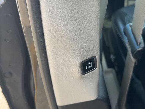 Used 2021 Chrysler Pacifica Touring-L image 8