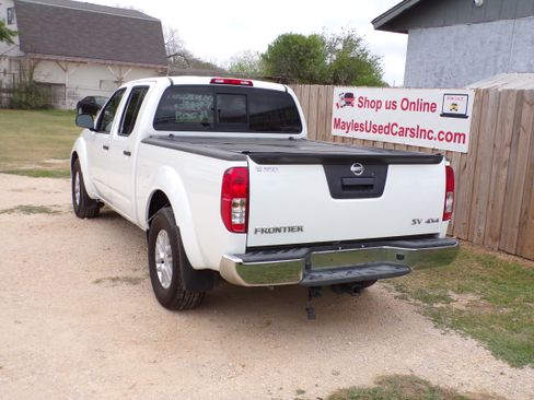 Used 2018 Nissan Frontier SV image 3