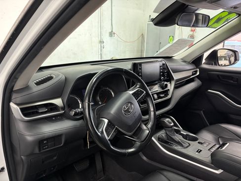 Used 2022 Toyota Highlander FWD LE V6 image 12
