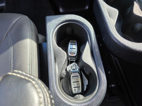 Used 2022 Chrysler Voyager LX image 24