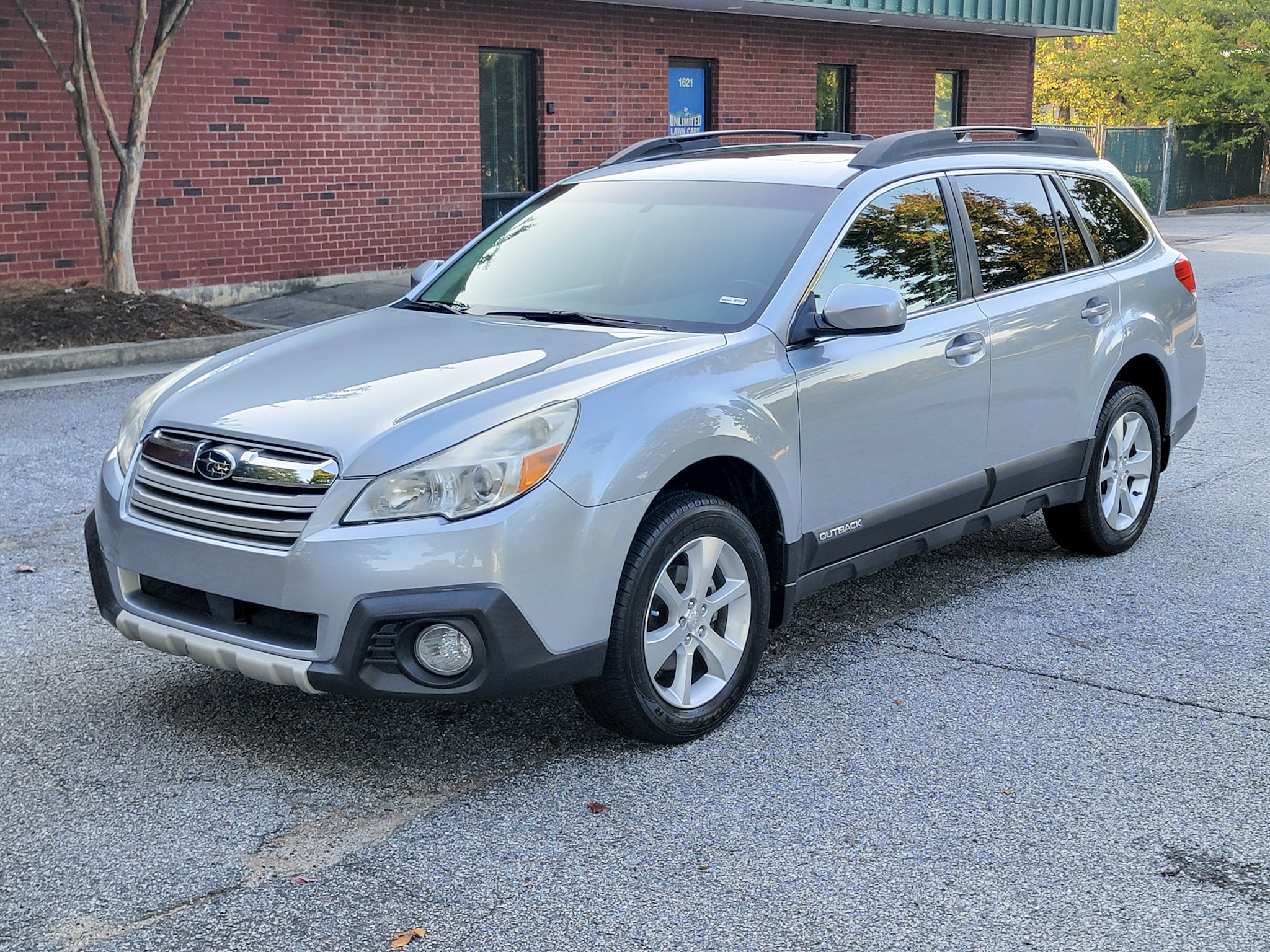Used 2013 Subaru Outback 2.5i Limited AWD/4WD image 3