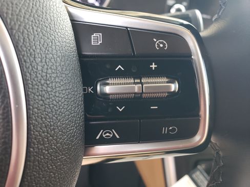 Used 2023 Kia Carnival LX image 20