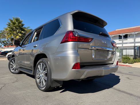 Used 2016 Lexus LX 570 image 9