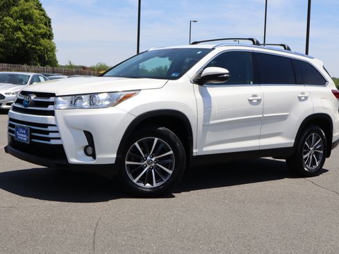 Used 2019 Toyota Highlander AWD XLE V6 image 2