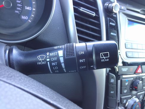 Used 2017 Hyundai Elantra GT image 31