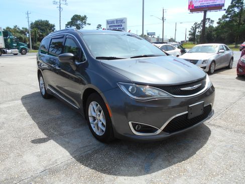 Used 2019 Chrysler Pacifica Touring-L Plus FWD image 2