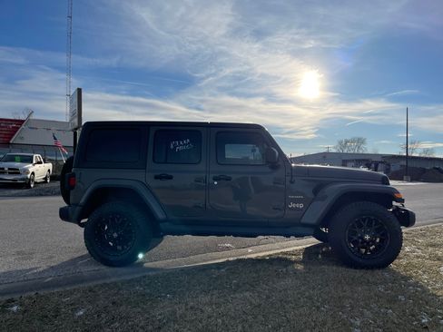 Used 2018 Jeep Wrangler Sahara image 6