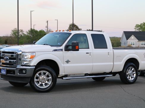 Used 2011 Ford F250 Lariat image 1