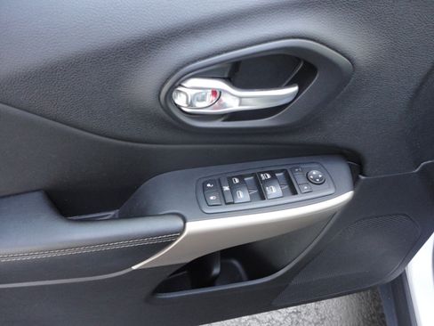 Used 2017 Jeep Cherokee Limited image 15