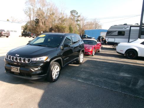 Used 2024 Jeep Compass Latitude image 13