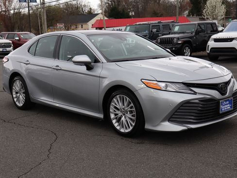 Used 2020 Toyota Camry XLE image 10