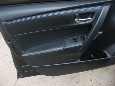 Used 2017 Toyota Corolla SE Sedan FWD image 8