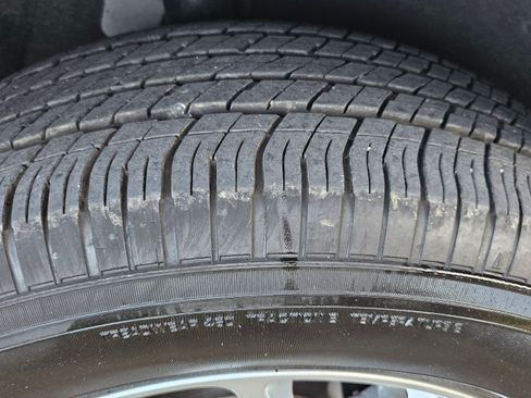 Used 2024 Chrysler Voyager LX image 7