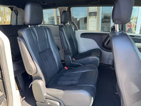 Used 2017 Dodge Grand Caravan SXT image 12