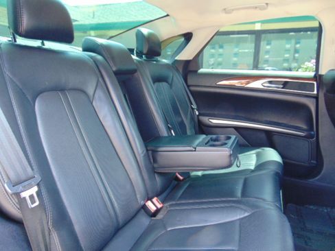 Used 2015 Lincoln MKZ image 23