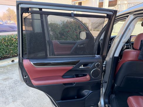 Used 2016 Lexus LX 570 image 24