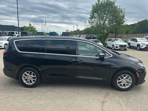 Used 2026 Chrysler Pacifica Select FWD image 3