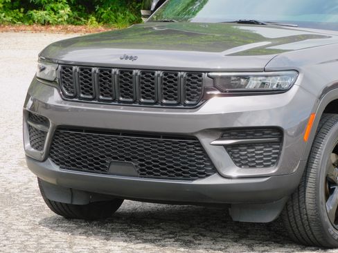 Used 2023 Jeep Grand Cherokee 4WD Laredo image 11