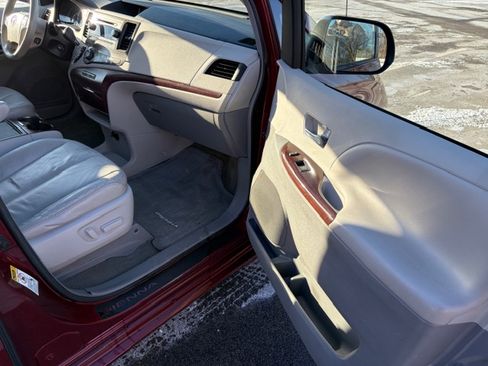 Used 2013 Toyota Sienna XLE image 8