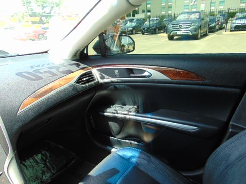 Used 2015 Lincoln MKZ image 21