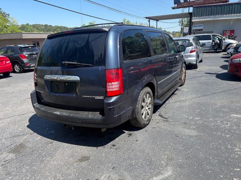 Used 2009 Chrysler Town & Country Touring image 4