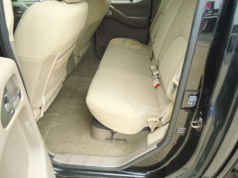 Used 2015 Nissan Frontier 4x4 Crew Cab SV image 14
