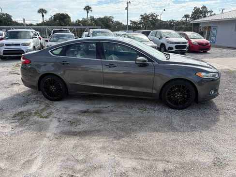 Used 2016 Ford Fusion SE FWD image 3
