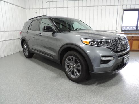Used 2023 Ford Explorer XLT image 9