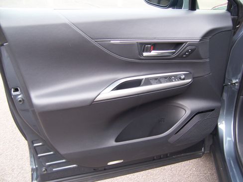 Used 2024 Toyota Venza Limited image 9