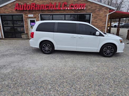 Used 2018 Dodge Grand Caravan SE image 2