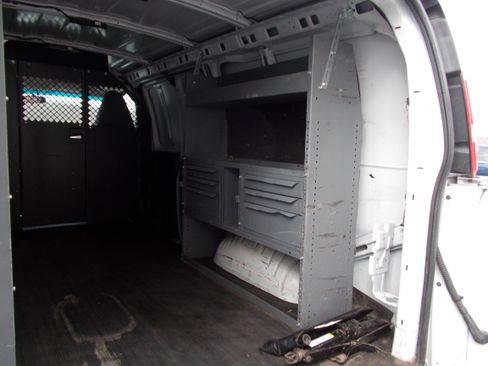 Used 2018 Chevrolet Express 2500 image 12