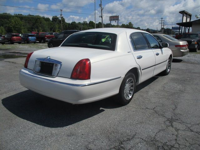Used 2000 Lincoln Town Car Signature RWD image 6