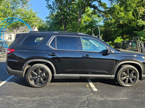 Used 2025 Honda Pilot AWD Black Edition image 5