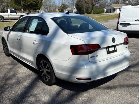 Used 2017 Volkswagen Jetta SE image 2