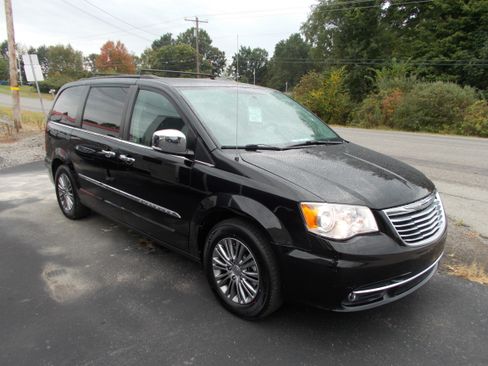 Used 2014 Chrysler Town & Country Touring-L image 3