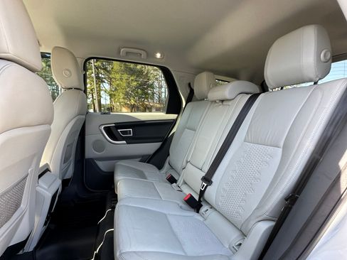 Used 2018 Land Rover Discovery Sport SE image 10