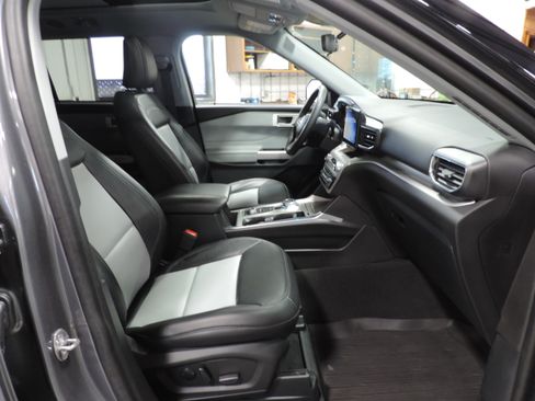 Used 2023 Ford Explorer XLT image 22