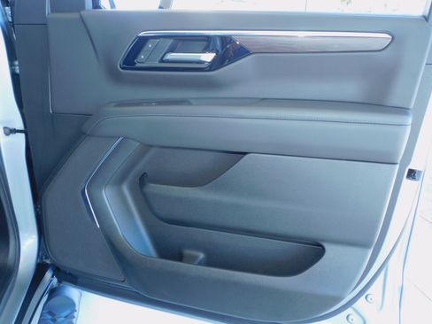 Used 2025 Chevrolet Suburban 4WD Z71 image 28