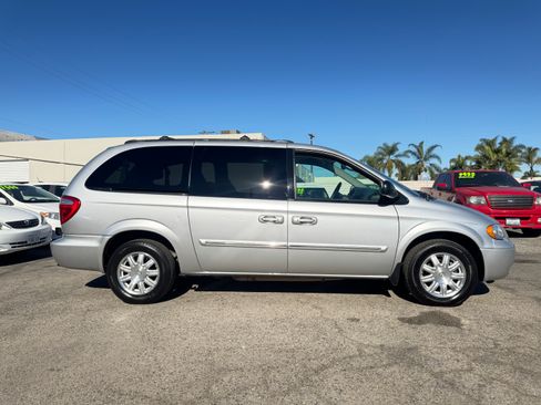 Used 2005 Chrysler Town & Country Touring image 7