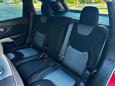 Used 2017 Jeep Cherokee FWD Sport image 13