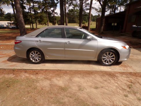 Used 2017 Toyota Camry XLE image 3