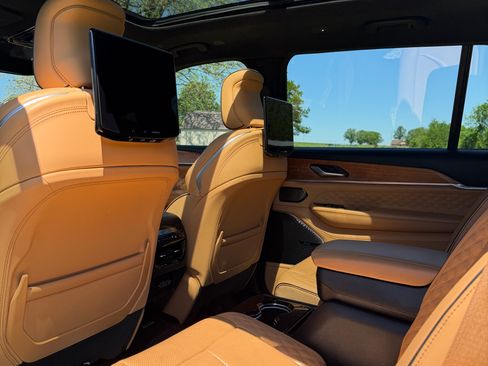 Used 2023 Jeep Grand Cherokee L Summit AWD/4WD image 18