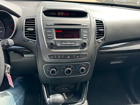 Used 2015 Kia Sorento FWD LX V6 image 14