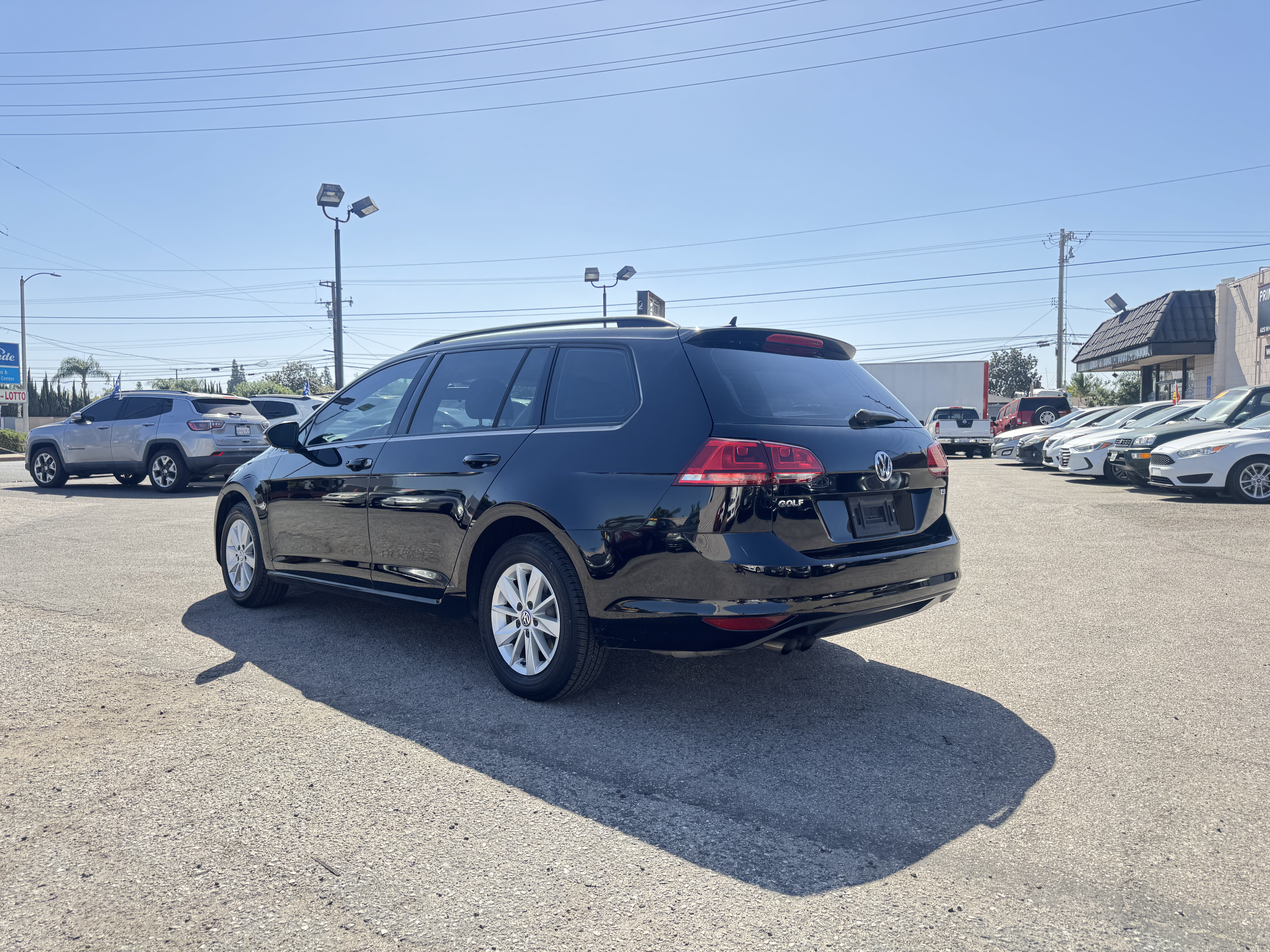 Used 2017 Volkswagen Golf SportWagen FWD image 5