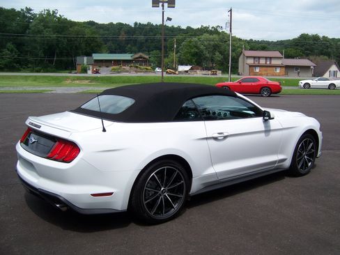 Used 2023 Ford Mustang Convertible RWD image 3