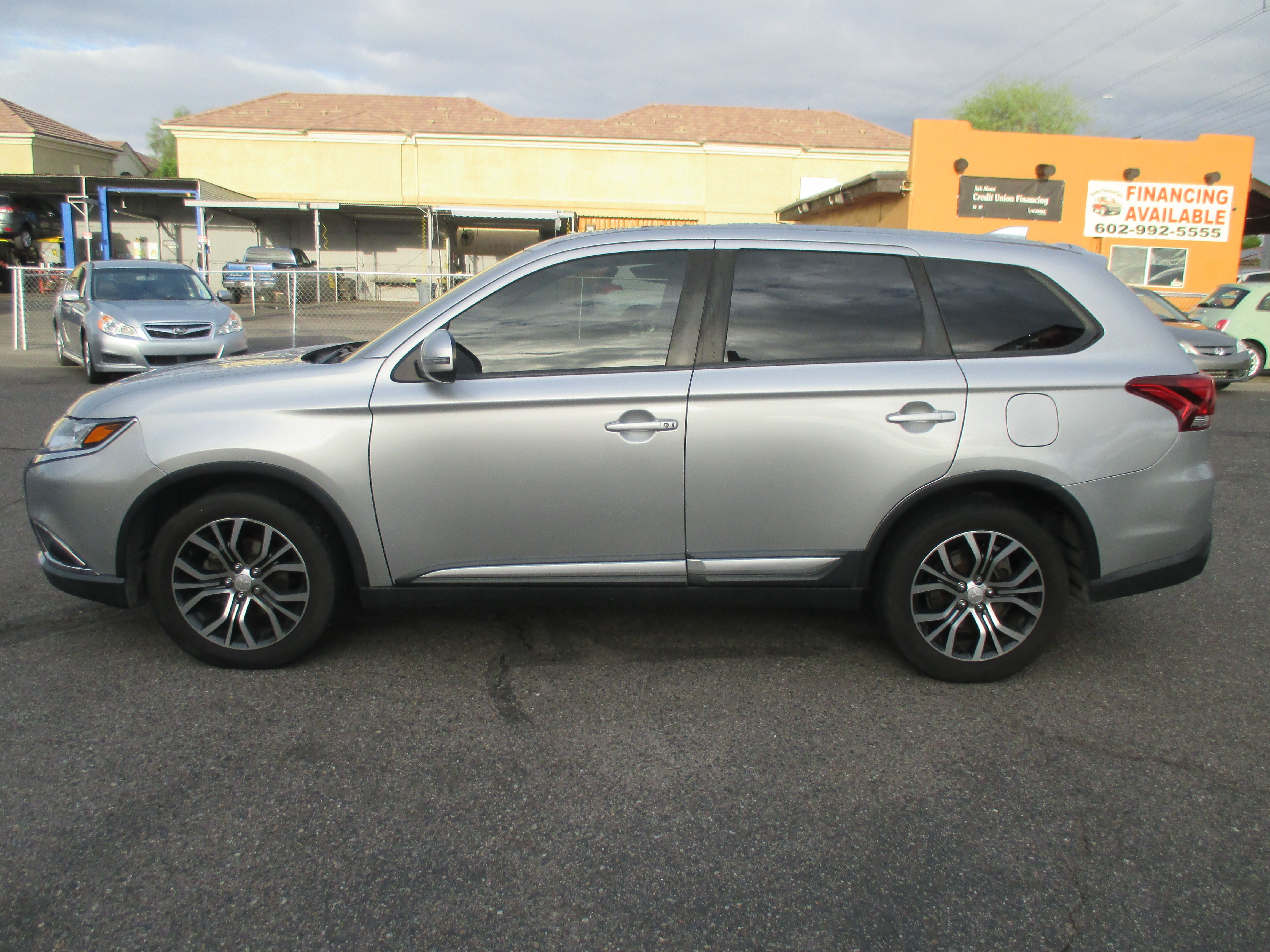 Used 2018 Mitsubishi Outlander SE w/ Tech Package FWD image 1