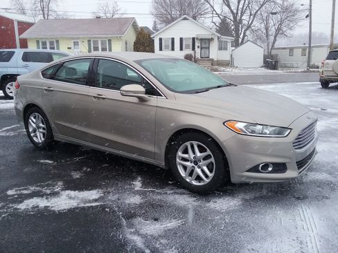 Used 2015 Ford Fusion SE image 3