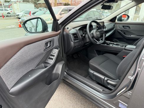 Used 2023 Nissan Rogue S image 2