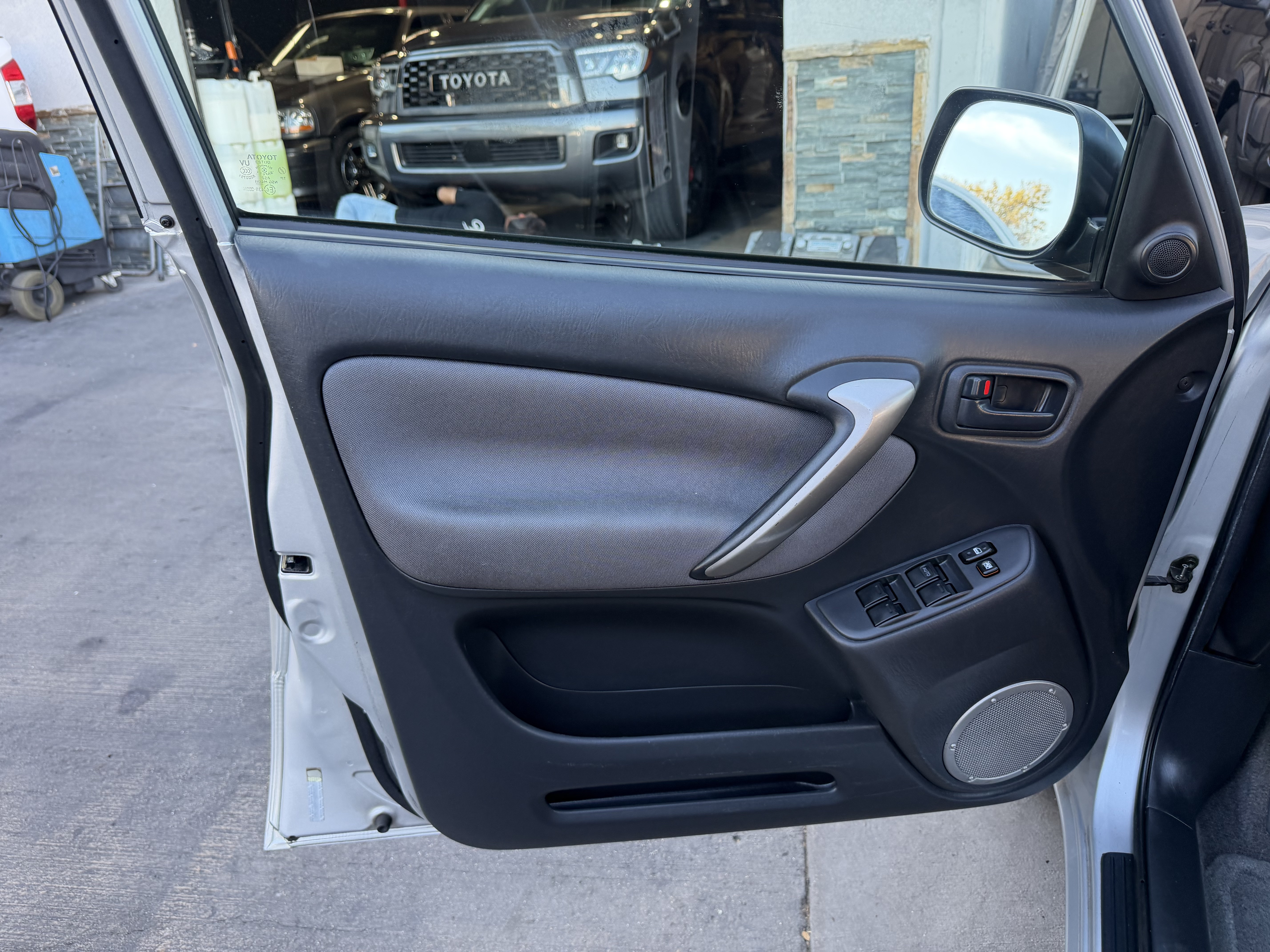 Used 2004 Toyota RAV4 L FWD image 20